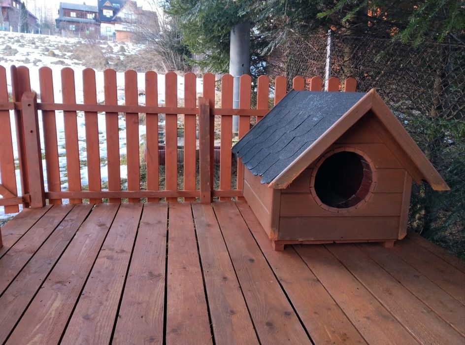 Drewniany kojec dla psa