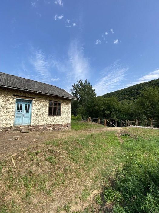 Будинок на березі річки Дністер