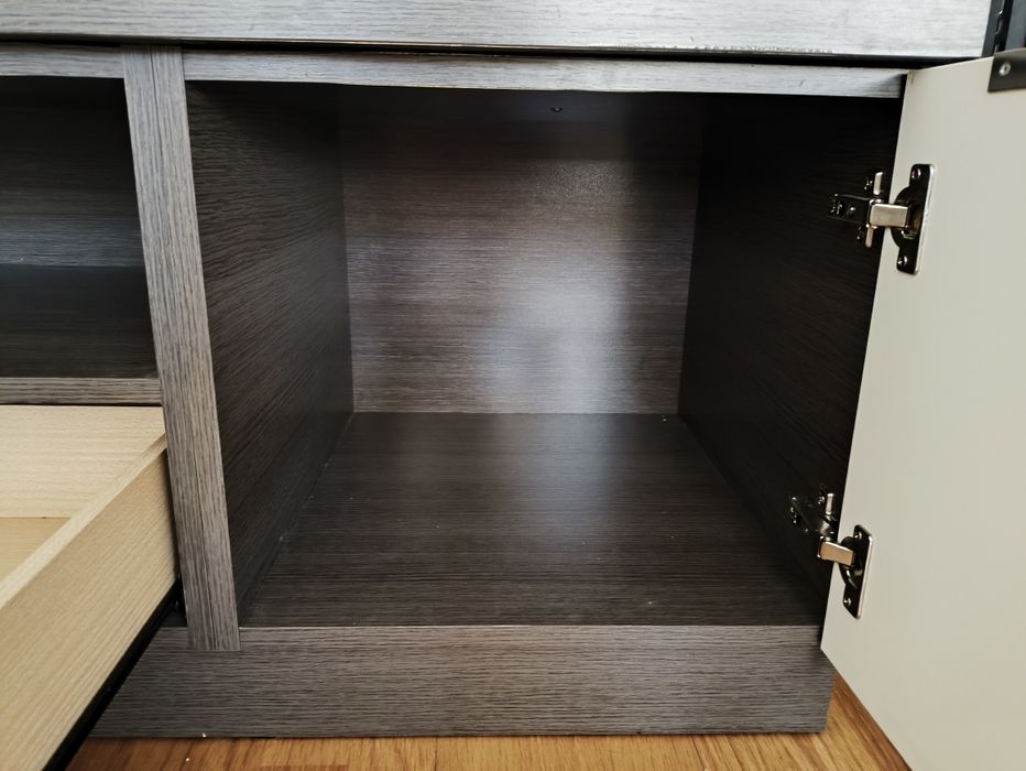 Móvel de TV em cinzento mesclado e branco lacado — 120€