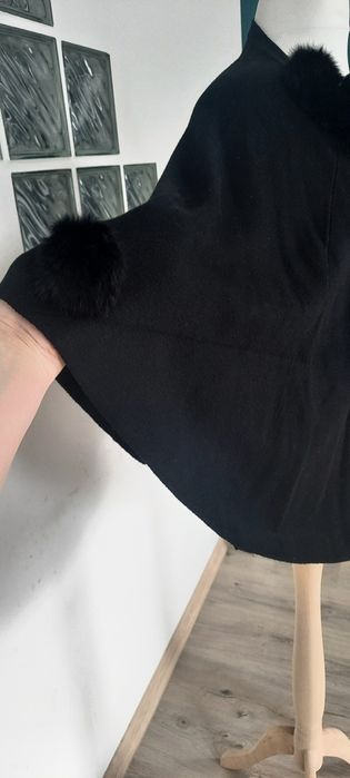 5. Ponczo, narzutka czarna sweterkowa