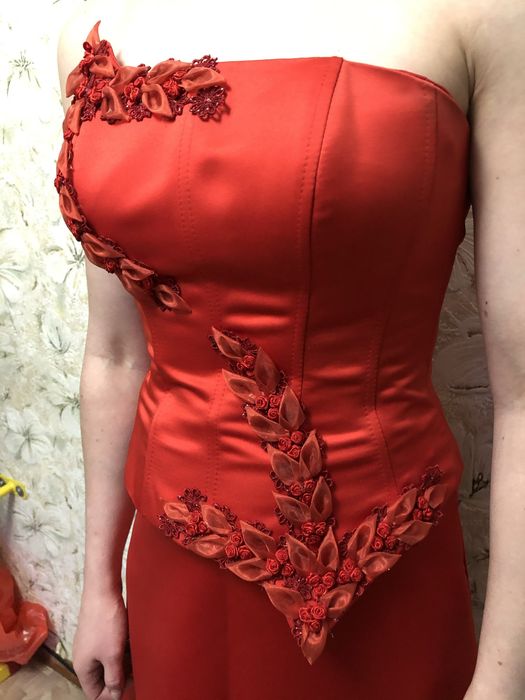 Платье подружки невесты. Красный костюм для дружки.