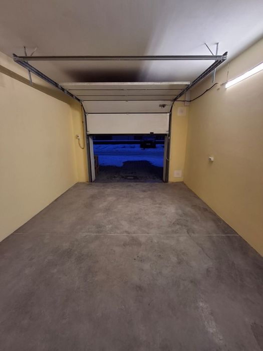 Здається зручний та теплий гараж