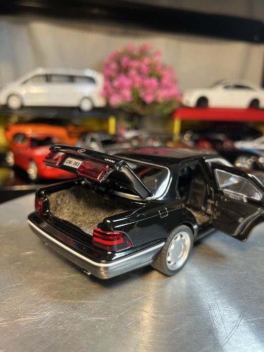 Модель 1:24 у стилі Lexus LS400