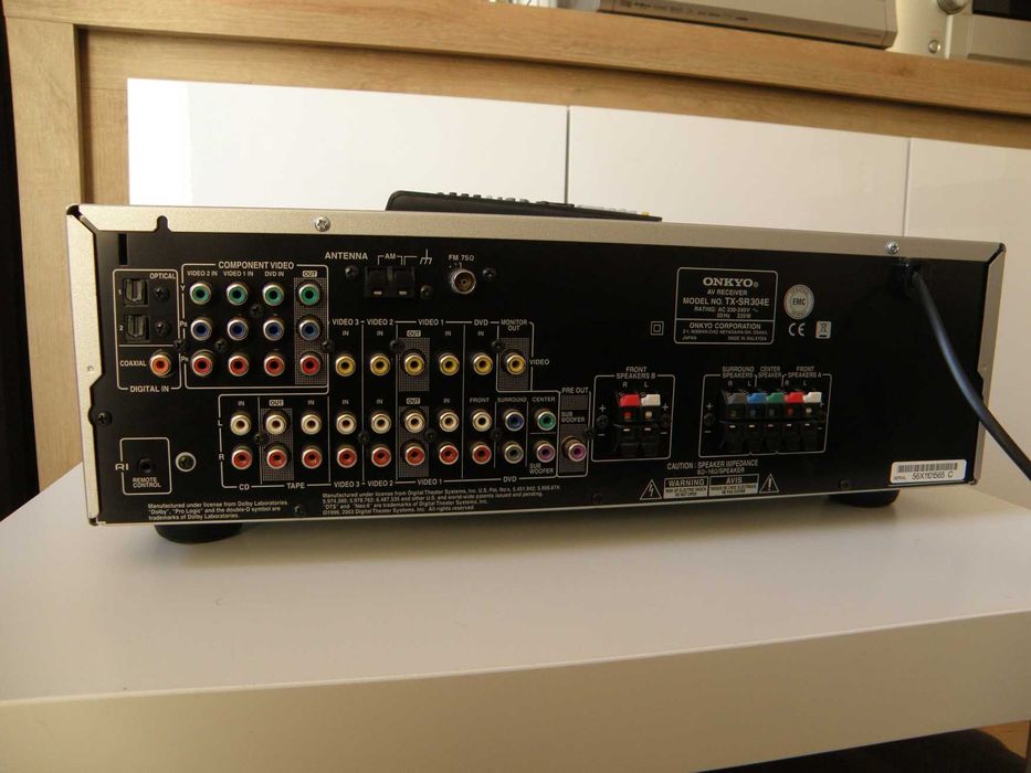 Amplituner AV Onkyo
TX-SR304E