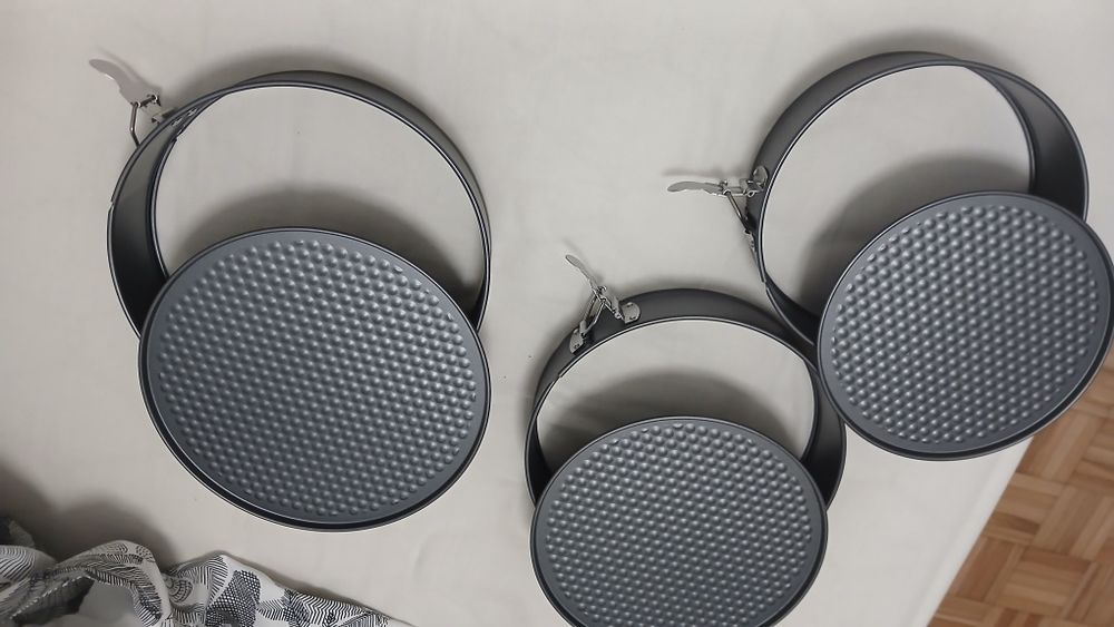 conjunto de formas variadas para bolos e assados, em ótimo estado
