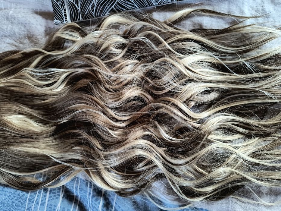 Nowe falowane włosy na żyłce flip in 50 cm refleksy pasemka blond