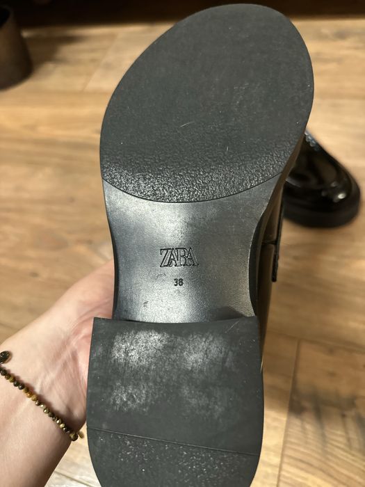 Lakierowane mokasyny z paskiem Zara czarne