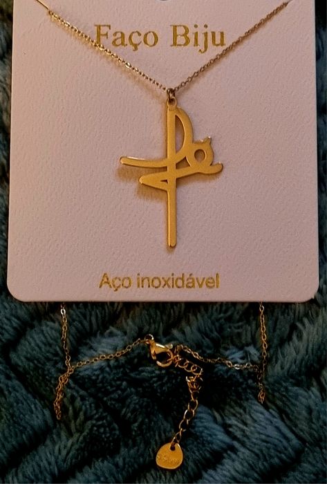 Colar dourado, em aço, a dizer " fé". Tem extensor