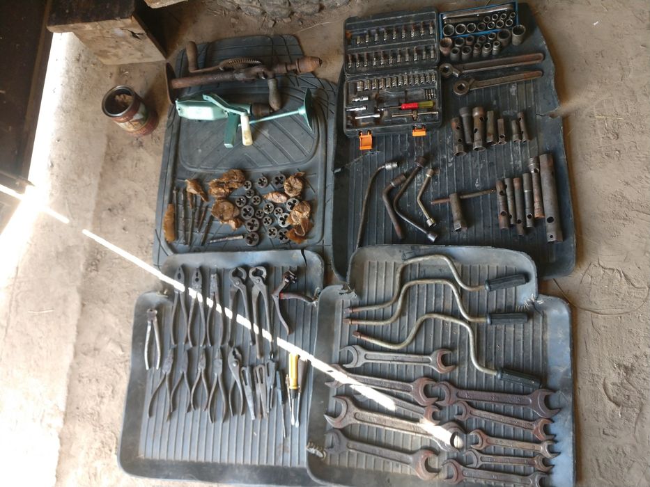 Інструмент набір головок плашки метчики  ключі дрель