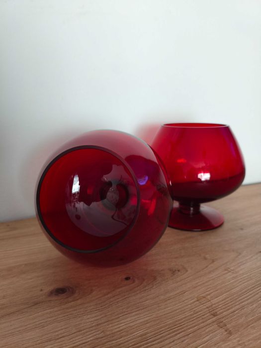 Mega duże kieliszki rubinowe koniakówki Horbowy świecą w UV
