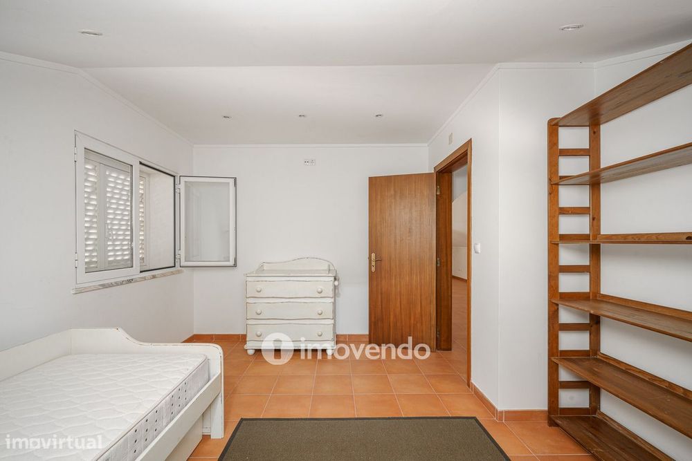 Moradia T4 com garagem e próxima da praia, na Charneca da Caparica