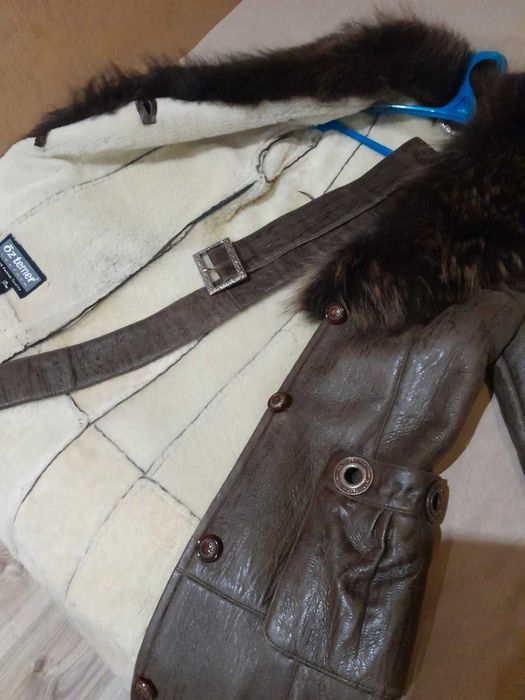 Продам натуральную дубленку с мехом енота