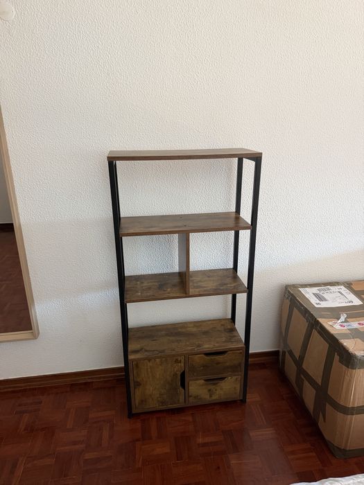Estante Marrom e Preta