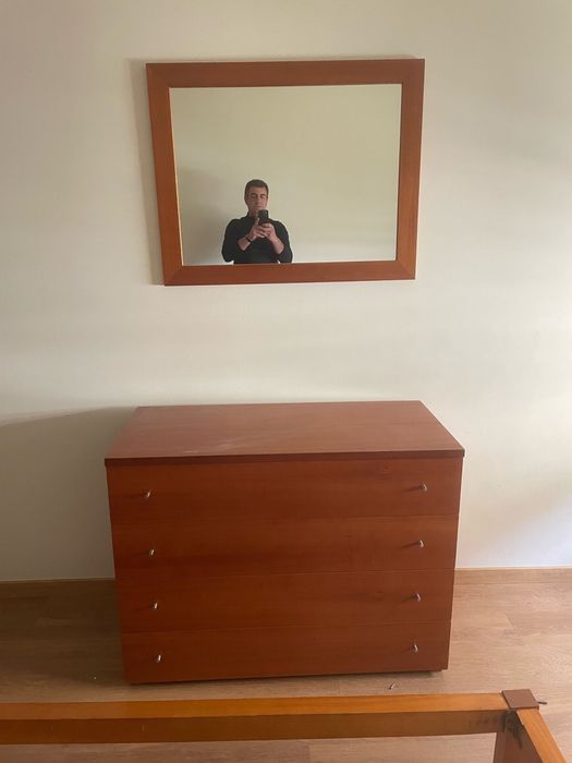 cama de casal com comoda, espelho, 2 mesa de cabeceira e estrado