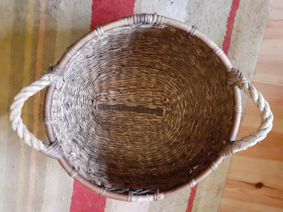 Cesta artesanal de ráfia