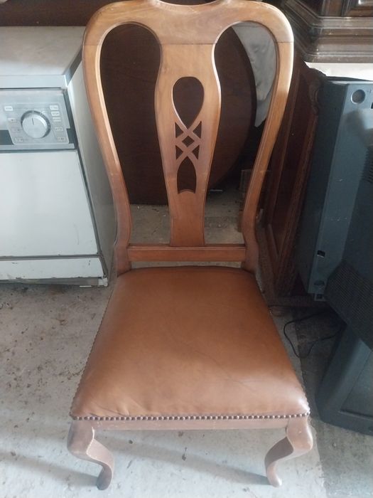 Vendo 8 cadeiras forradas a couros