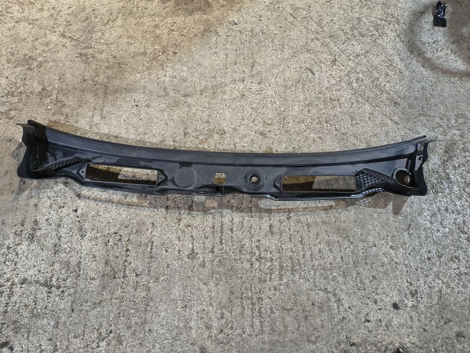 Podszybie BMW X1 e84 osłona przedniej szyby