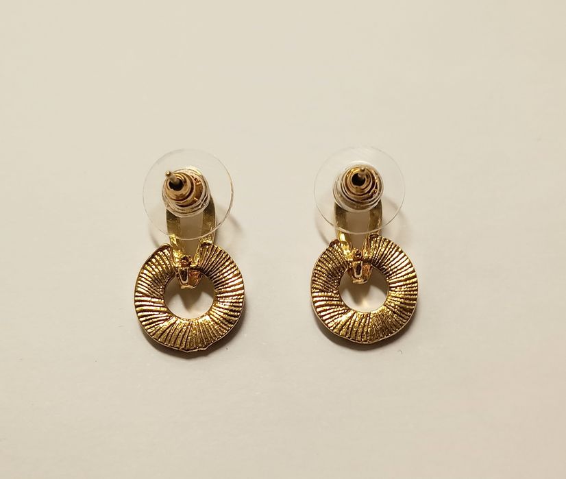 Brincos elegantes com zicórnias