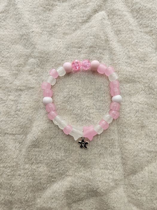 różowa bransoletka handmade świecąca w ciemności
