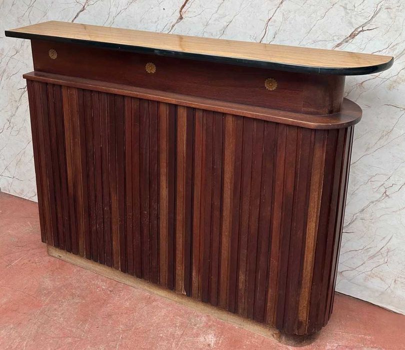 Balcão antigo em L duas partes, altura 122 cm parte curva 140 cm parte reta 150 cm