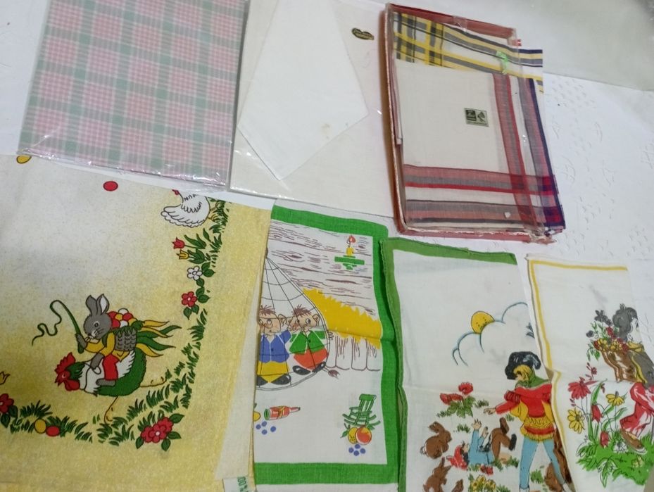 Женские носовые платочки.