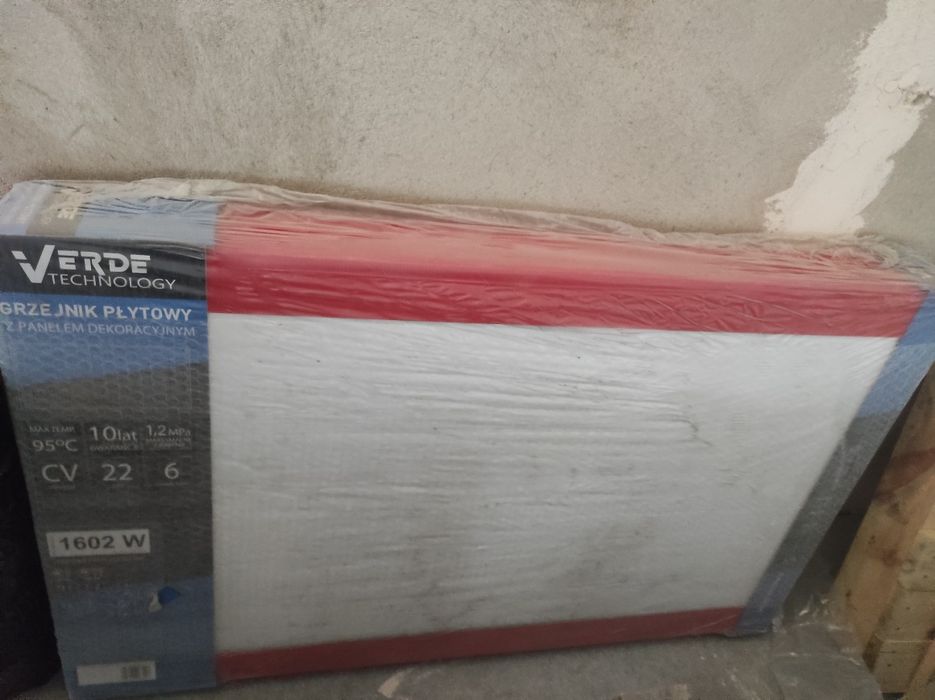 Grzejnik płytowy z panelem dekoracyjnym