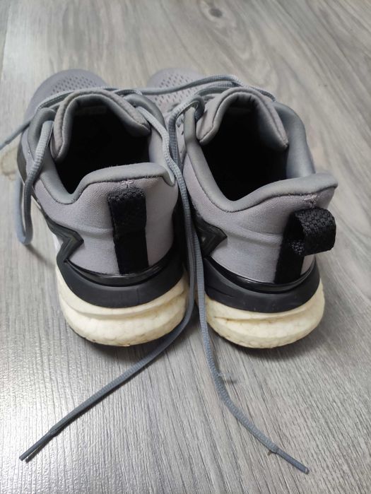 Кросівки Adidas.