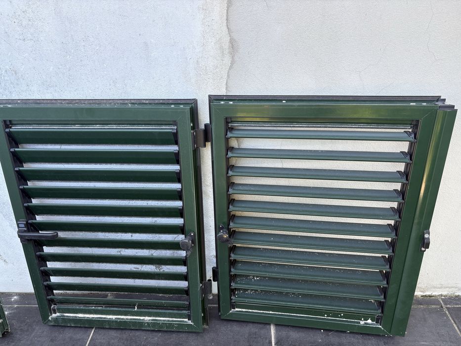 Janela completa com portadas aluminio verde