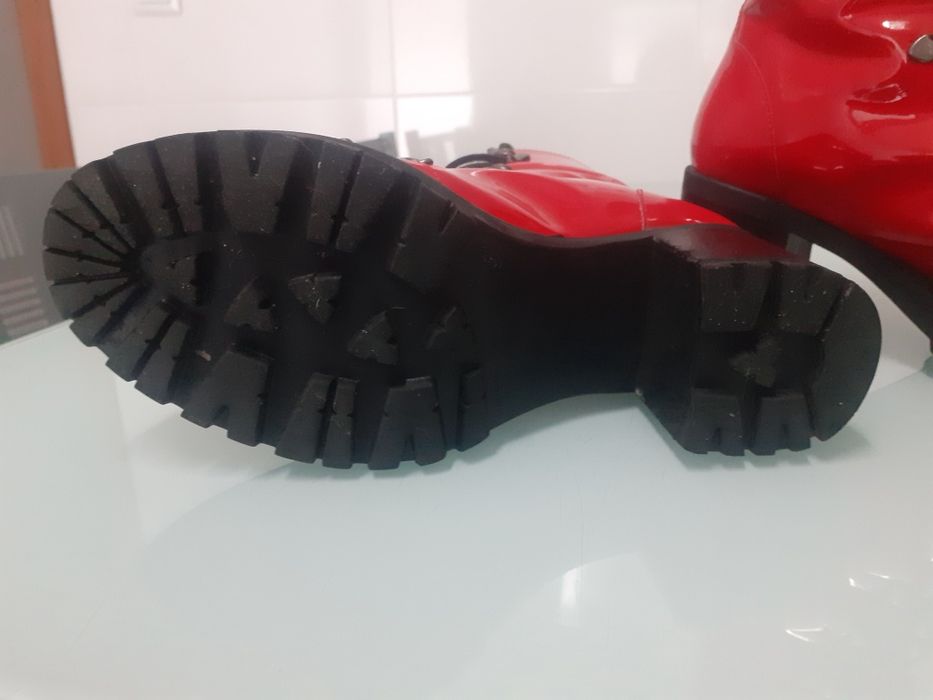 Botas vermelhas verniz marca eureka.
