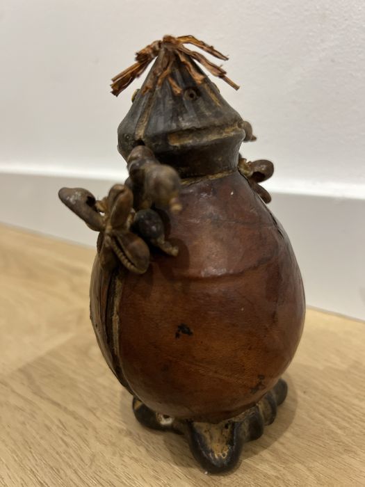 Estatueta Antiga / Figura Tribal Decorativa em Cabaça e Madeira - Peça Únic