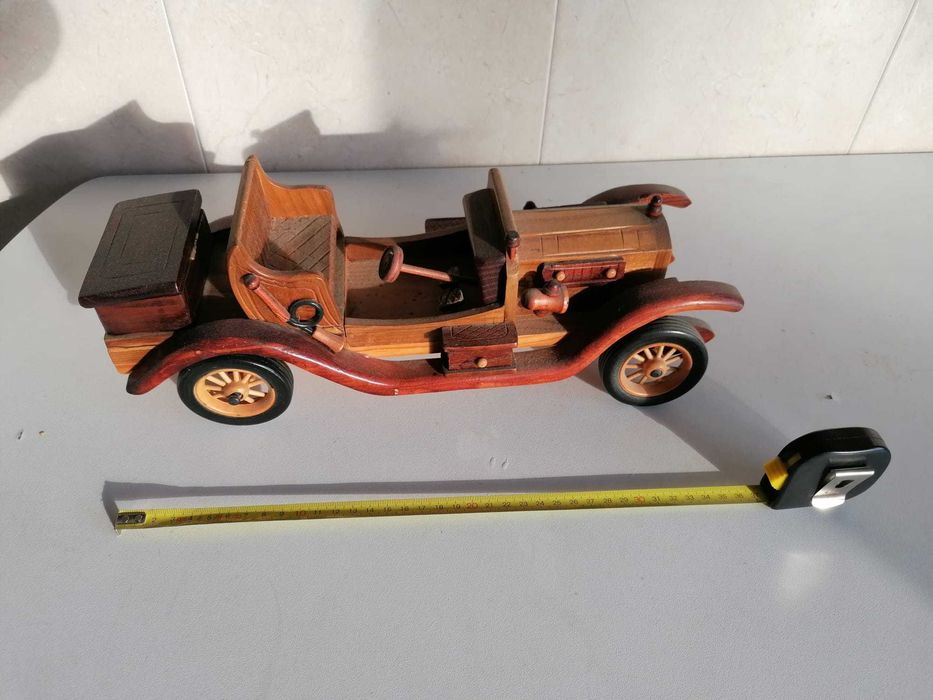 Carro antigo em madeira maciça