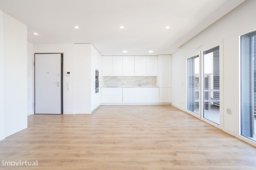 Apartamento T3 com Box | Santo António dos Cavaleiros