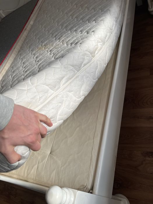 Łóżko drewniane i szafki nocne