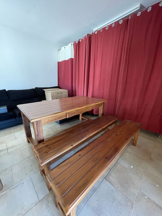 Mesa e Bancos em bom estado