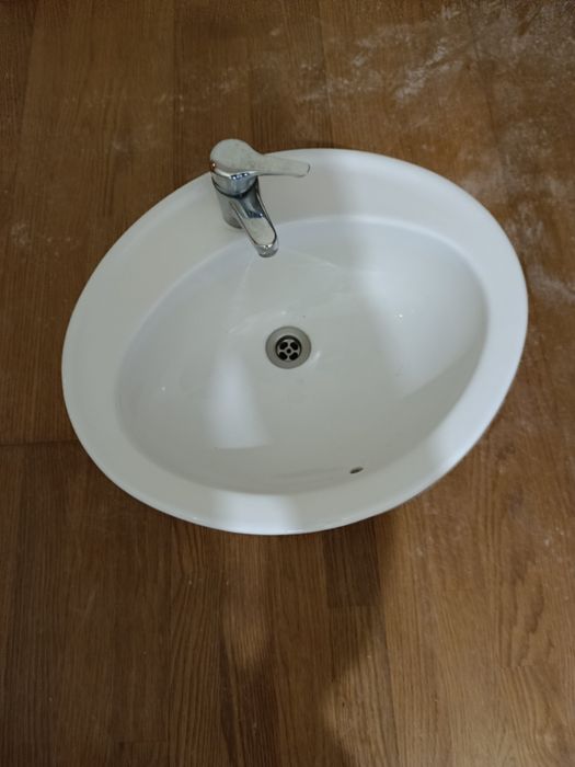 Lavatórios ovais com torneira