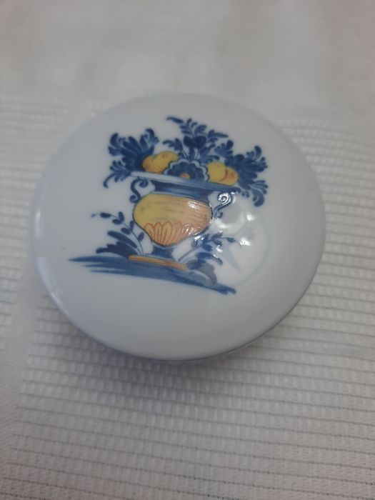 Pequena caixinha porcelana vista alegre