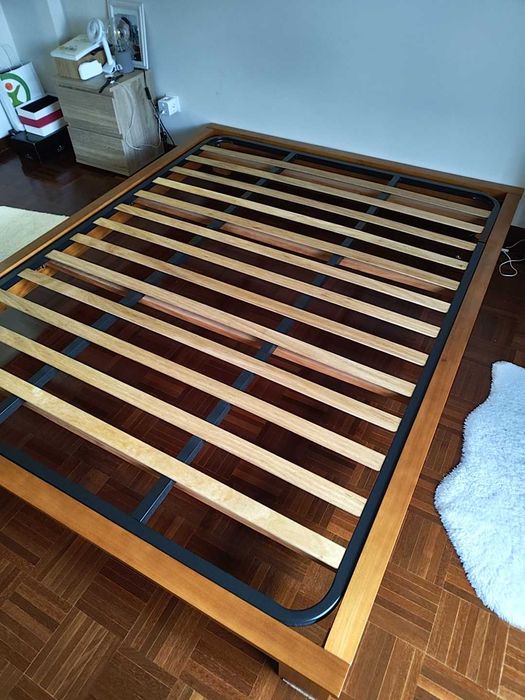 Cama de cerejeira maciça com estrado