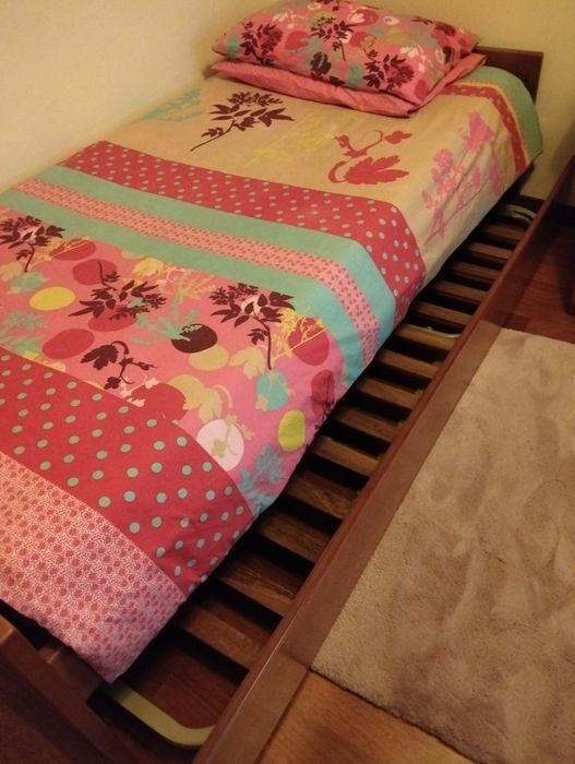 Cama e cómoda em cerejeira