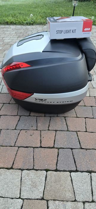 Givi V47 Tech wraz z oparciem i światłem STOP