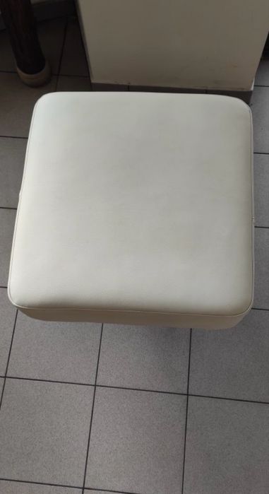 Duża pufa / podnóżek z beżowej ekoskóry