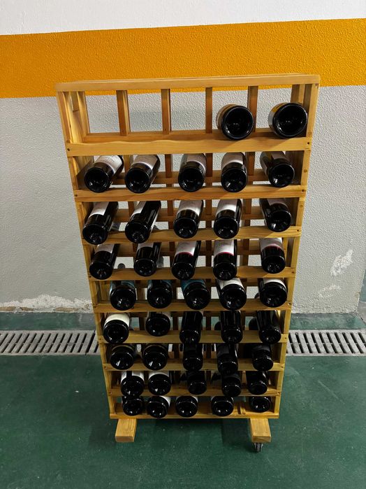 Garrafeira Nova, em Pinho Americano, para 45 garrafas.