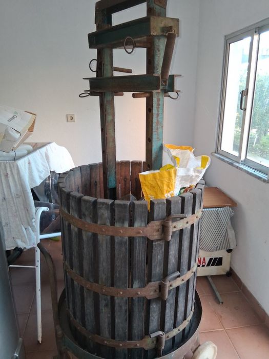 Para venda prensa duas vasilhas inox de 300 e 200 litros e o esmagador