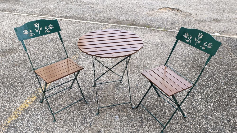 Mesa e cadeiras de jardim rústico