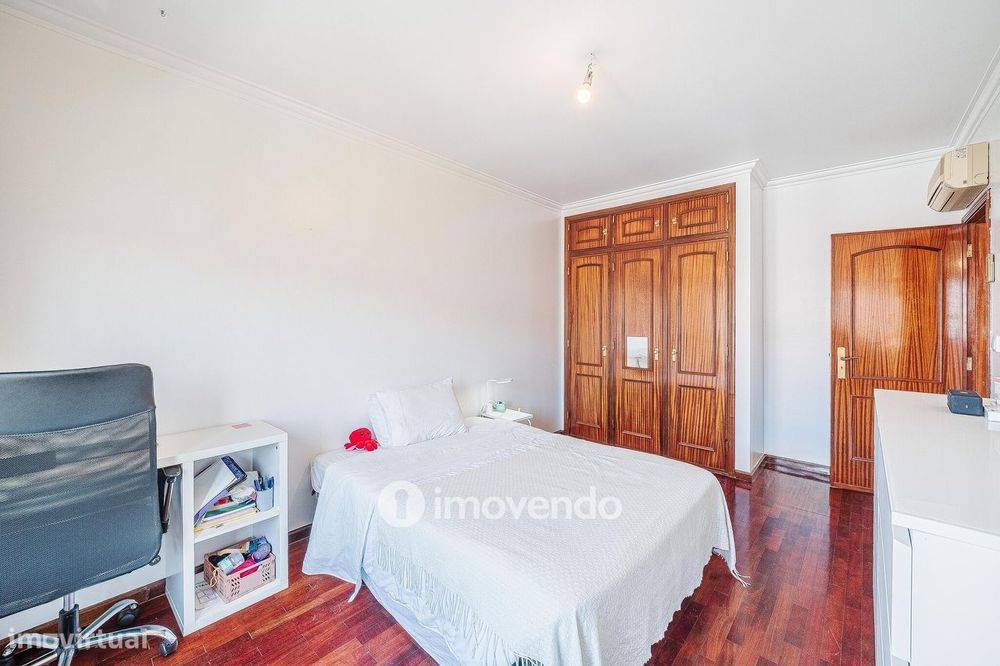 Apartamento T2, com lugar de estacionamento e arrecadação, na Ramada