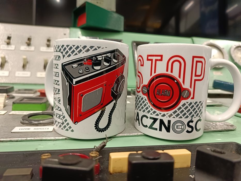 Kubek z zilustrowanym radiotelefonem Radmor 3066 pkp