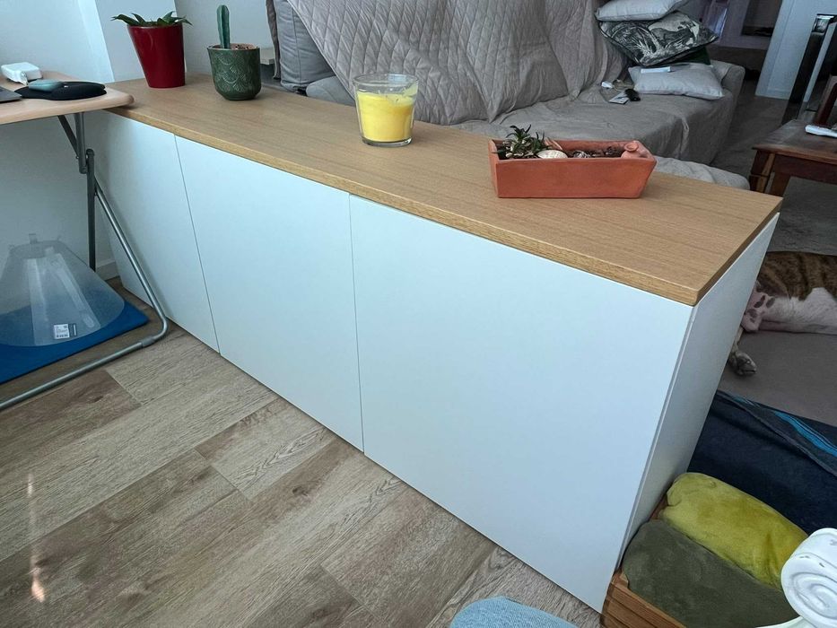 Aparador IKEA Besta Branco com tampo em carvalho