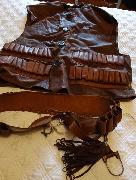 Colete de Caça antigo em pele e cartucheira