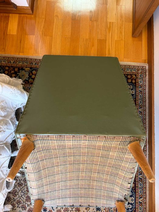 Cadeirão Vintage Mid-Century Verde Oliva (Pés Palito – Anos 60)