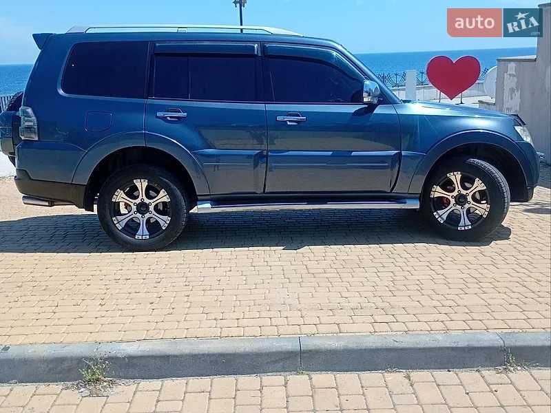 Mitsubishi Pajero 4  в максимальній комплектації  торг!