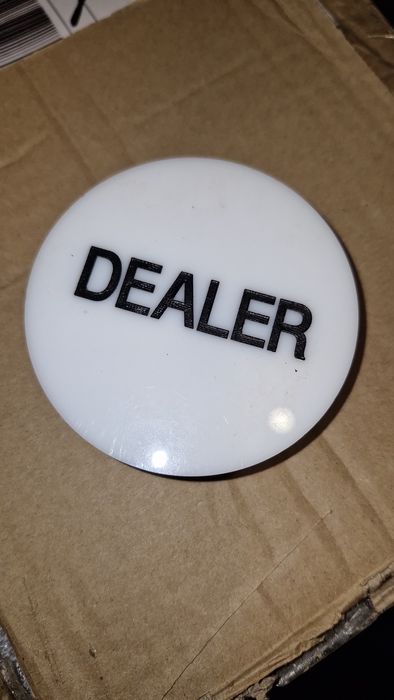 Фишка дилера для покера